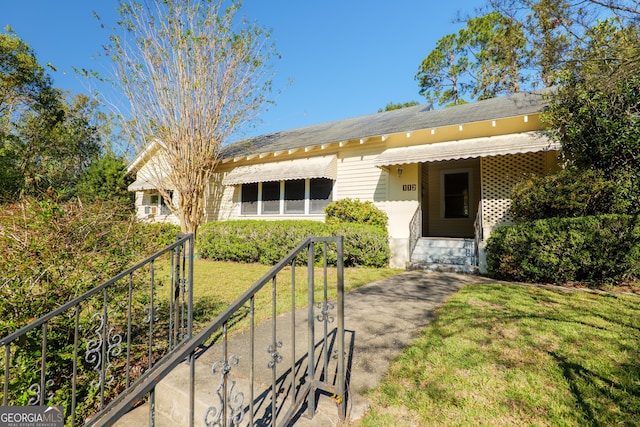 single story home featuring a front yard