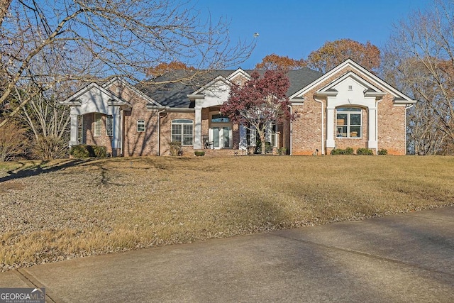 view of front of home featuring a front lawn