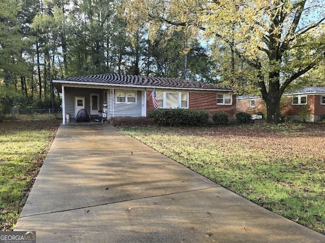 ranch-style home featuring a front lawn