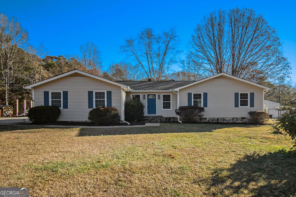 single story home featuring a front lawn