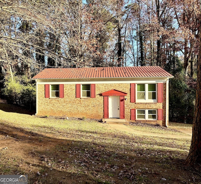 view of front of property with a front lawn