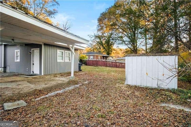 view of yard with a storage unit