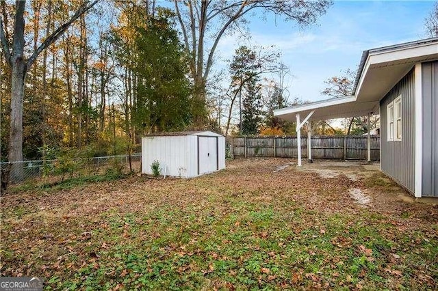 view of yard featuring a storage shed