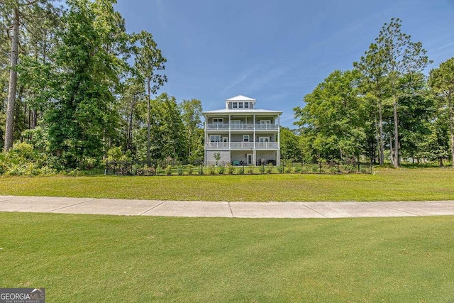 view of front of house featuring a front yard