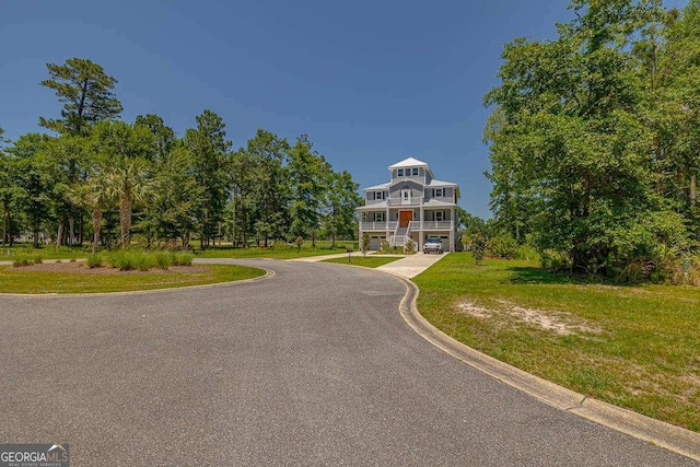 view of front of home featuring a front yard