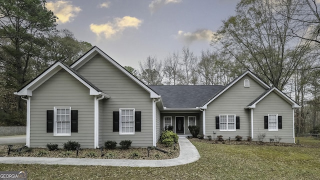 view of front of property featuring a front lawn