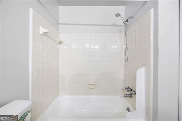 bathroom with tiled shower / bath combo