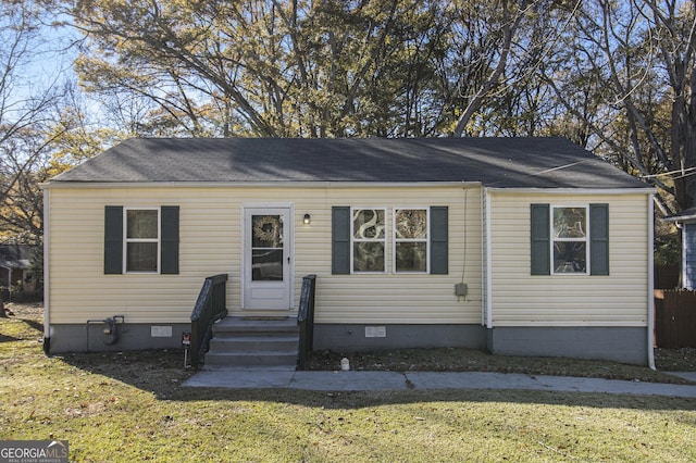 view of front of property featuring a front yard