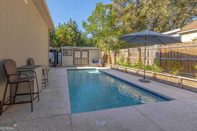 view of swimming pool featuring a shed