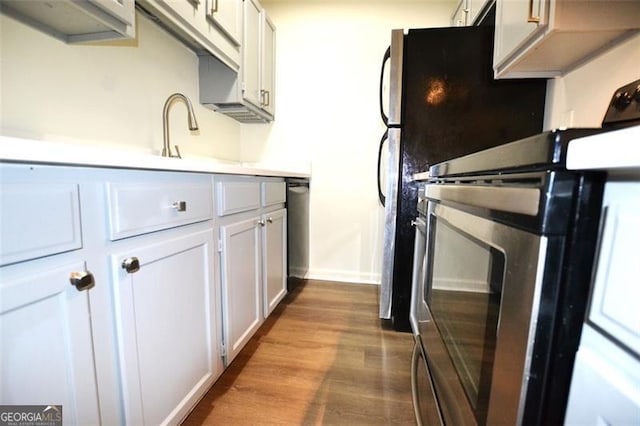 kitchen featuring white cabinets, dark hardwood / wood-style flooring, sink, and electric stove