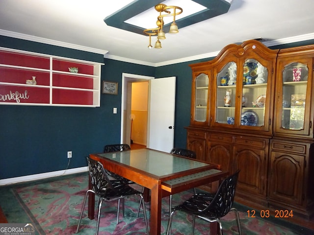 dining space with ornamental molding