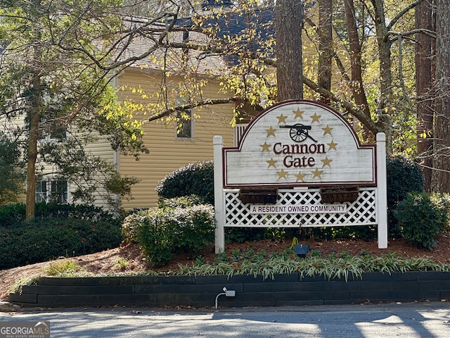 view of community / neighborhood sign