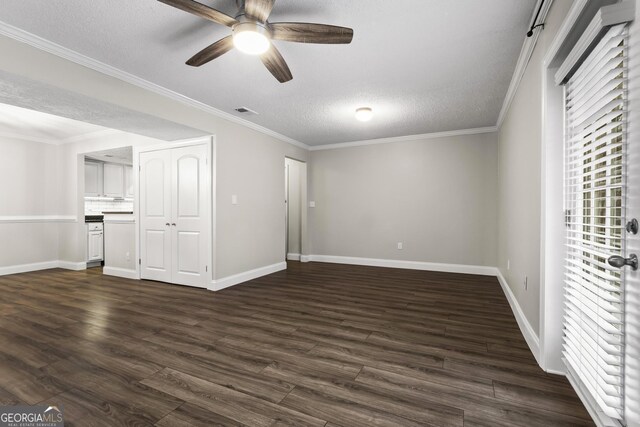 living room with a textured ceiling, dark hardwood / wood-style floors, ceiling fan, and crown molding