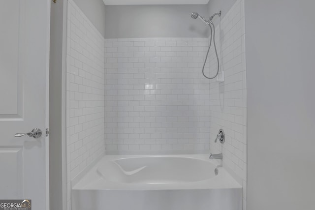 bathroom with tiled shower / bath