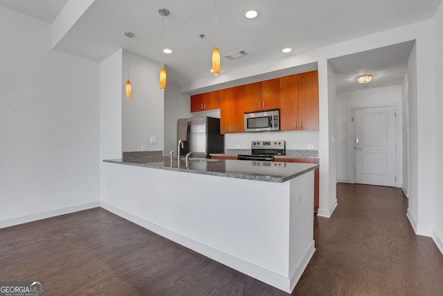 kitchen featuring sink, hanging light fixtures, kitchen peninsula, stainless steel appliances, and dark wood-type flooring