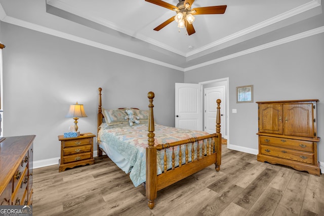 bedroom featuring ceiling fan, crown molding, and light hardwood / wood-style floors