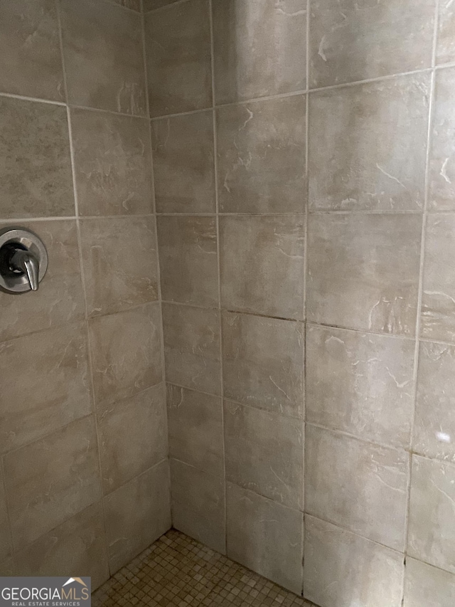 bathroom featuring tiled shower