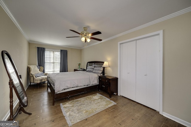 bedroom featuring hardwood / wood-style flooring, ceiling fan, crown molding, and a closet