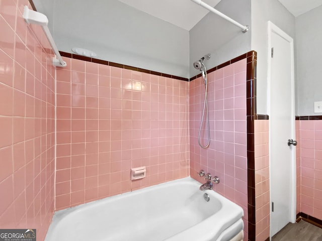 bathroom featuring tiled shower / bath combo