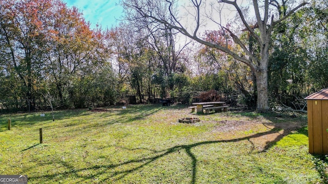 view of yard featuring a fire pit