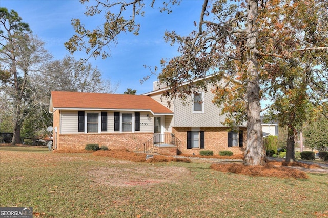 split level home featuring a front yard