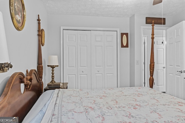 bedroom featuring ceiling fan, a closet, and a textured ceiling