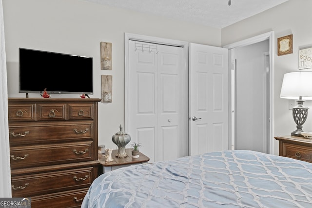 bedroom featuring a textured ceiling and a closet