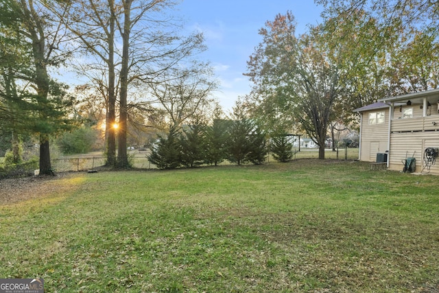 view of yard at dusk