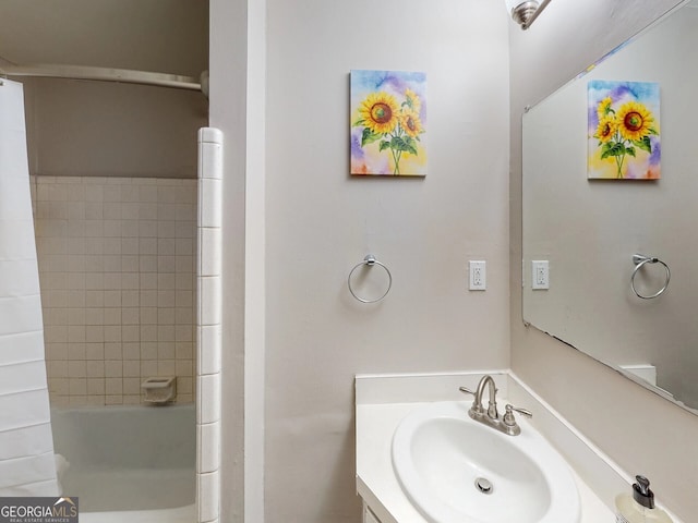 bathroom with vanity and tiled shower / bath