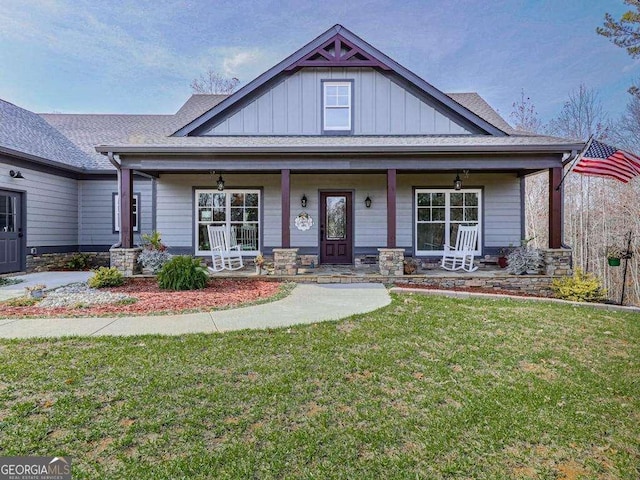 craftsman-style house featuring a porch and a front lawn