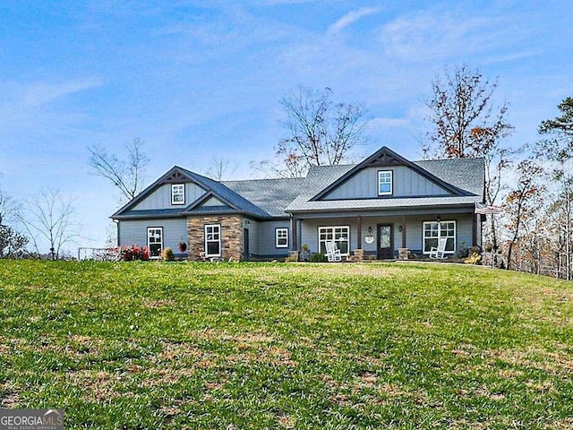 craftsman-style house featuring a front yard