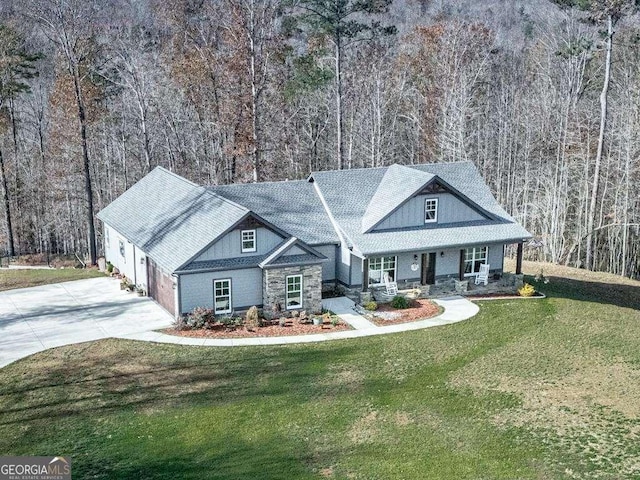 view of front facade featuring a porch and a front yard