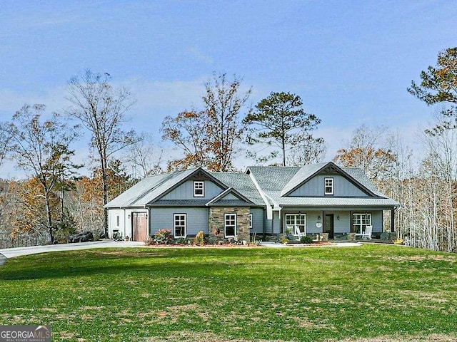 view of front of property featuring a front yard and covered porch