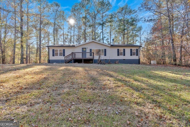 view of front of property featuring a front yard and a deck