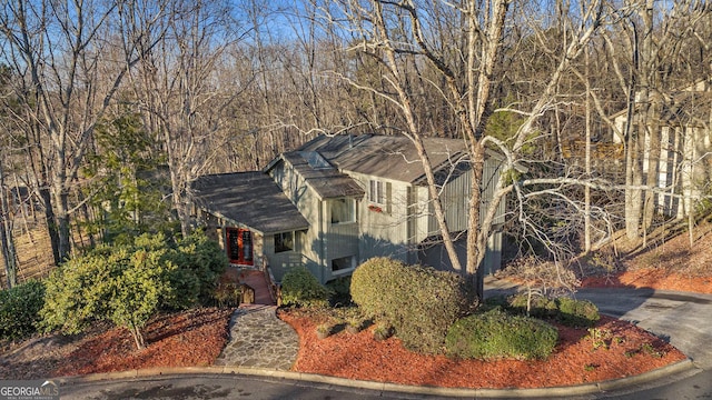 view of front facade with driveway