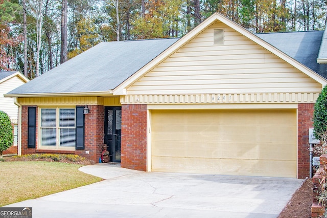 view of front facade featuring a front lawn