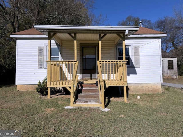 view of front of house featuring covered porch and a front lawn