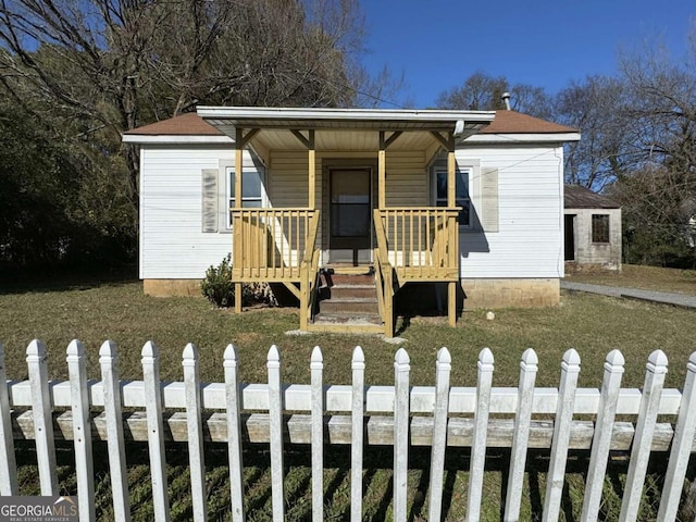 view of front of home featuring a front lawn