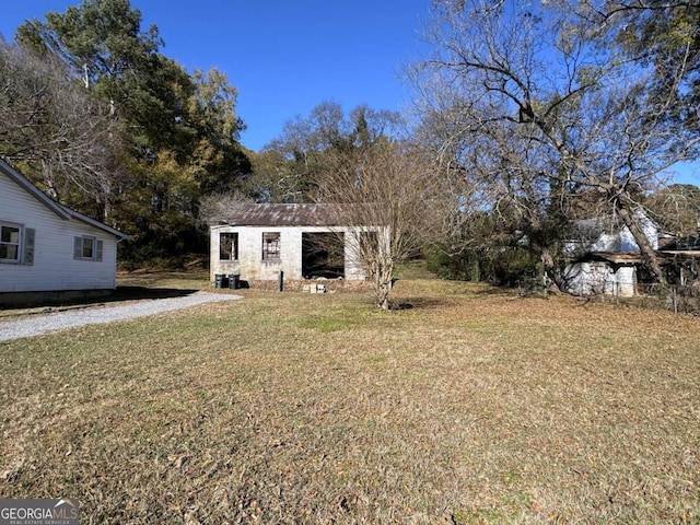 view of yard featuring an outbuilding