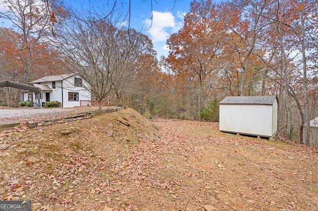 view of yard featuring a storage shed