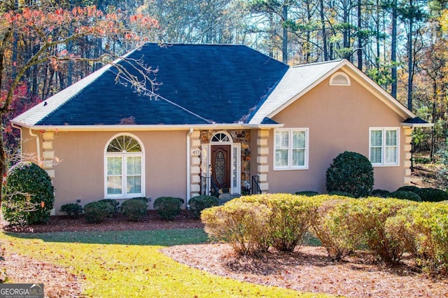 view of front of house featuring a front lawn