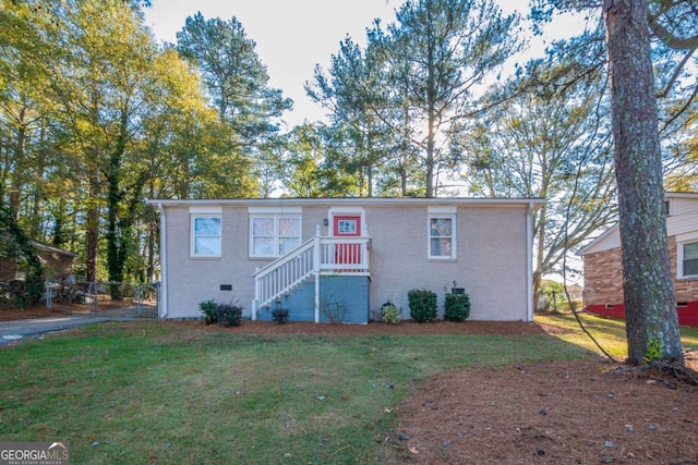 view of front of house featuring a front lawn