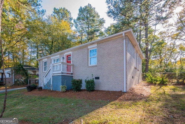 view of front of property with a front lawn