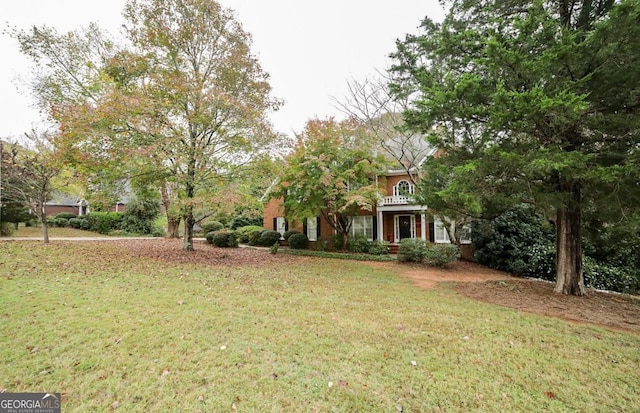 view of front of property featuring a front lawn