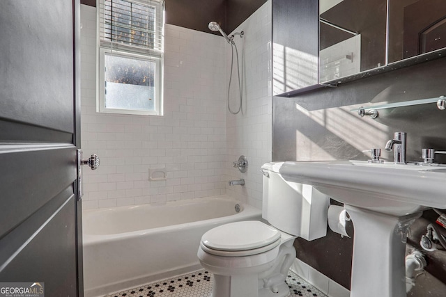 bathroom with tiled shower / bath and toilet