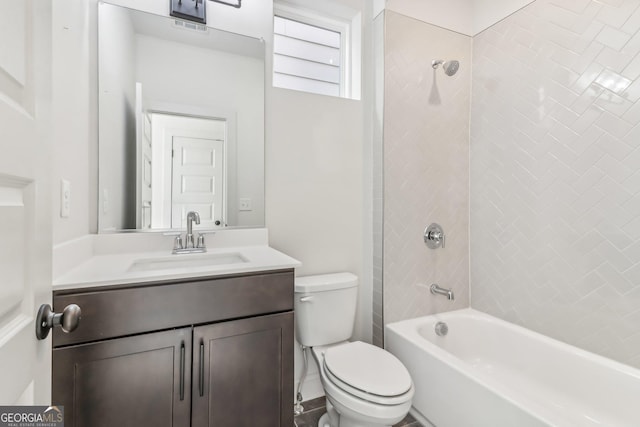 carpeted bedroom featuring ensuite bathroom and a spacious closet