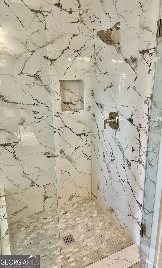 bathroom featuring a tile shower