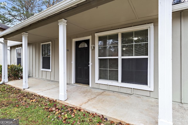 entrance to property featuring covered porch