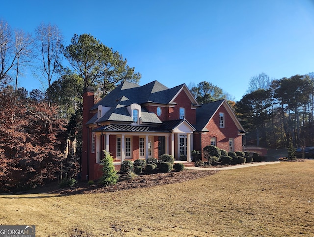 view of front of home featuring a front lawn and covered porch