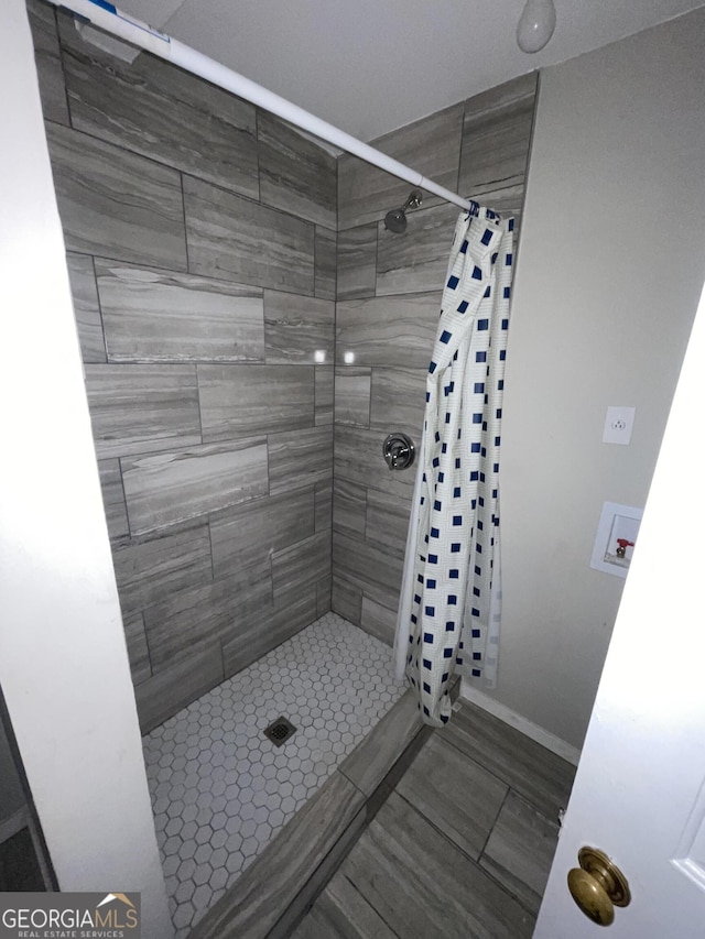 bathroom featuring a shower with curtain